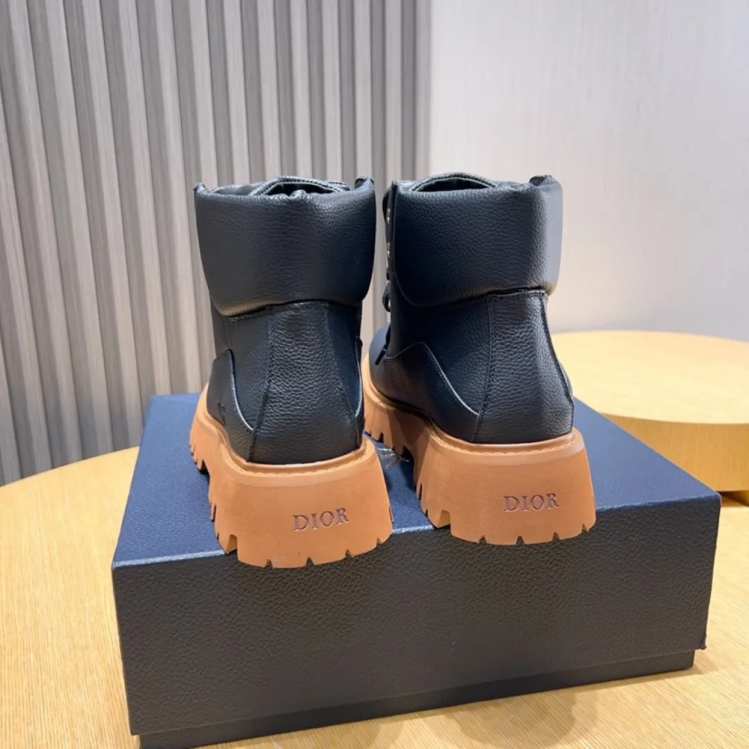 Factory P580💰[Dior] Dior ✨ is online simultaneously👏 This latest popular men's boots for autumn and winter are new products in the series and continue Di*r's classic style. The upper is made of original first-layer cowhide and matched with the original anti-slip and wear-resistant rubber outsole. The rear shoe collar and heel are equipped with brand iconic details to enhance the style. Fashionable and versatile. Create a casual look. Size: 38-44 (45 customized)
